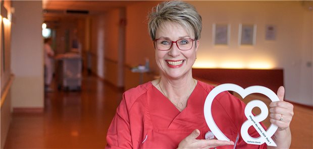 Freudige Nachricht: Gewinnerin des Awards „Pflegerin des Jahres“ ist Stefanie Gierth, Integrationsbeauftragte der Pflege am Vivantes Krankenhaus am Urban in Berlin.